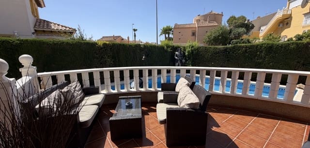 4 soverom Villa til salgs i Villamartin, Orihuela med svømmebasseng - € 399 995 (Ref: 9892640)