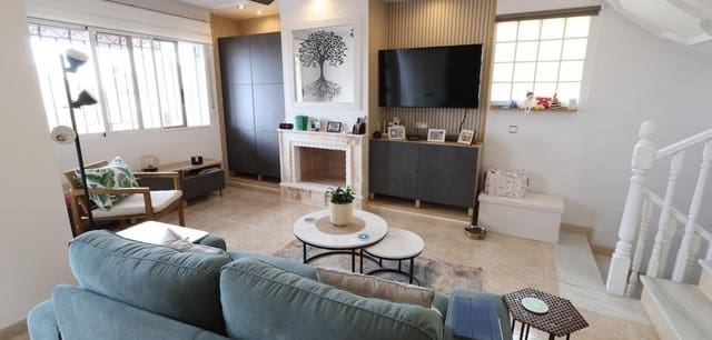 Chalet de 3 habitaciones en San Miguel de Salinas en venta con piscina - 395.000 € (Ref: 9896951)