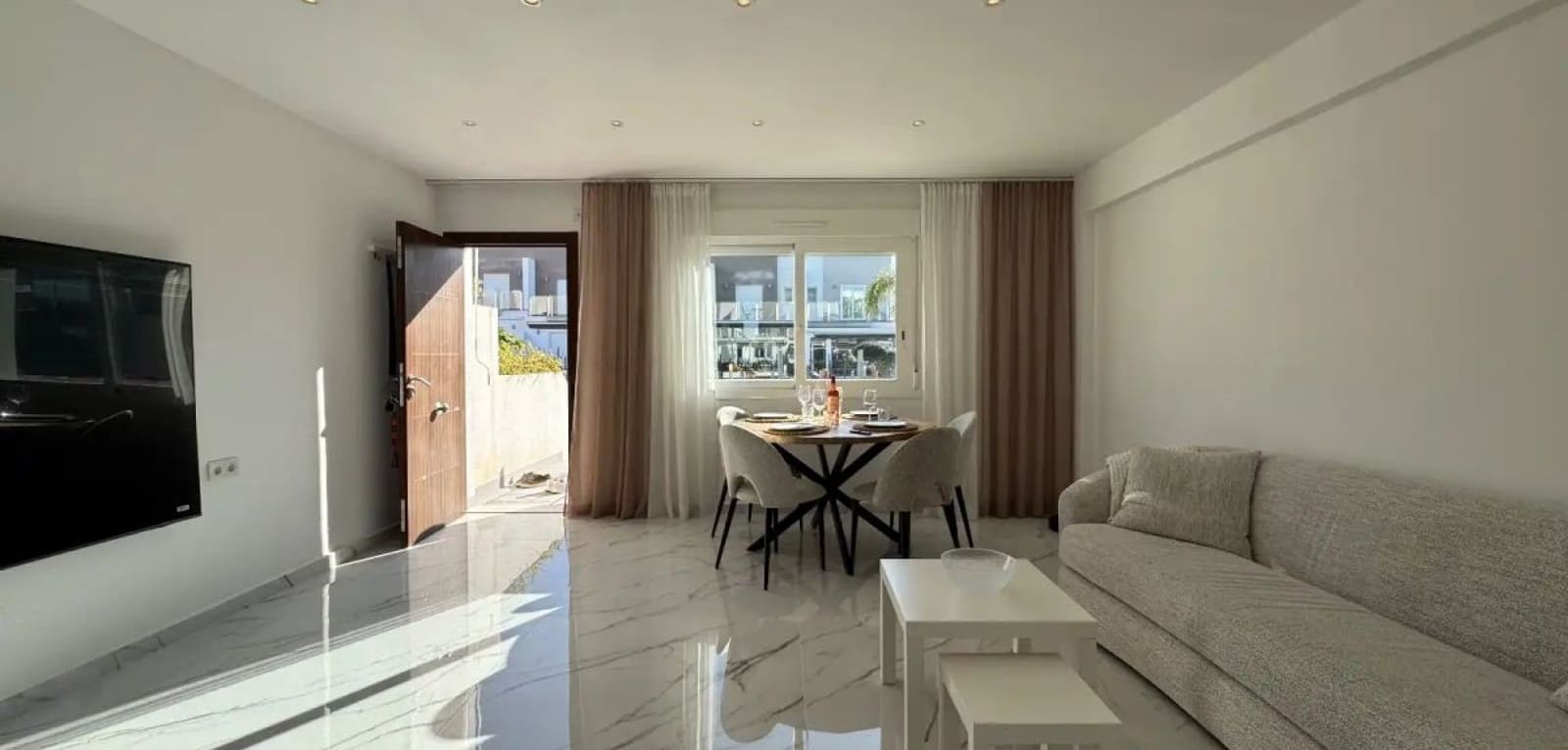 2 soveværelse Byhus til salg i Torrevieja med swimmingpool garage - € 298.000 (Ref: 9910012)