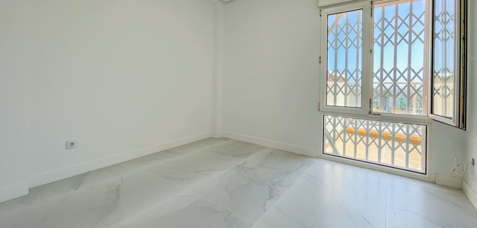 2 bedroom Apartment for sale in La Zenia with garage - € 239,900 (Ref: 9932358)