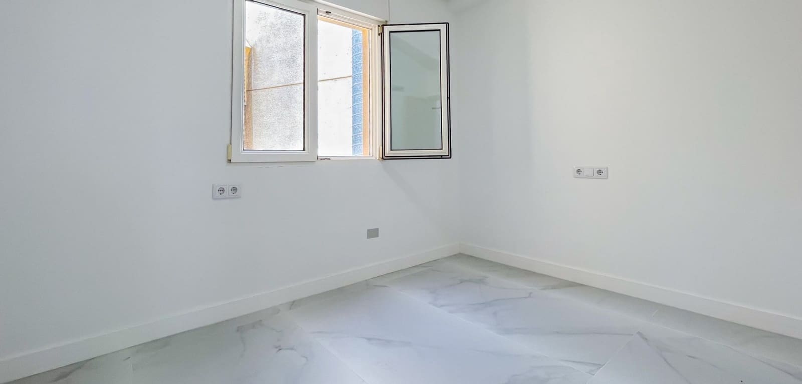 2 bedroom Apartment for sale in La Zenia with garage - € 239,900 (Ref: 9932358)