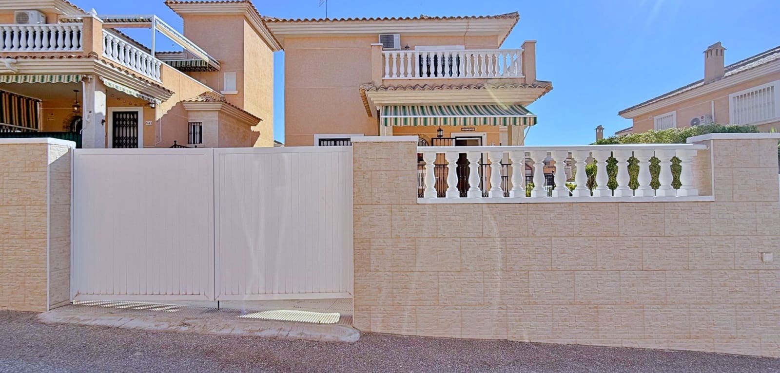4 Zimmer Villa zu verkaufen in Orihuela Costa - 379.000 € (Ref: 9948387)