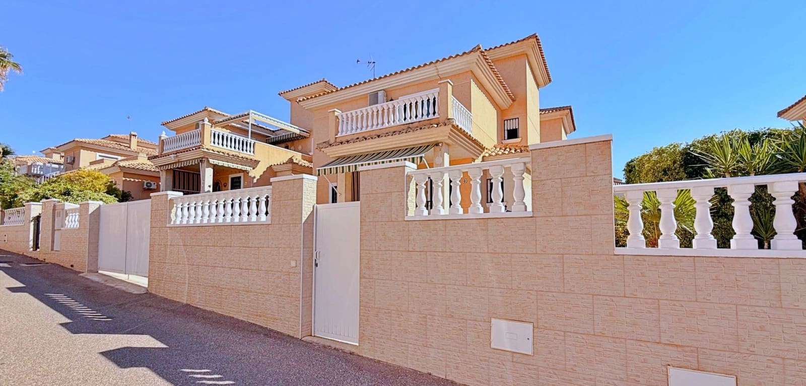 4 Zimmer Villa zu verkaufen in Orihuela Costa - 379.000 € (Ref: 9948387)