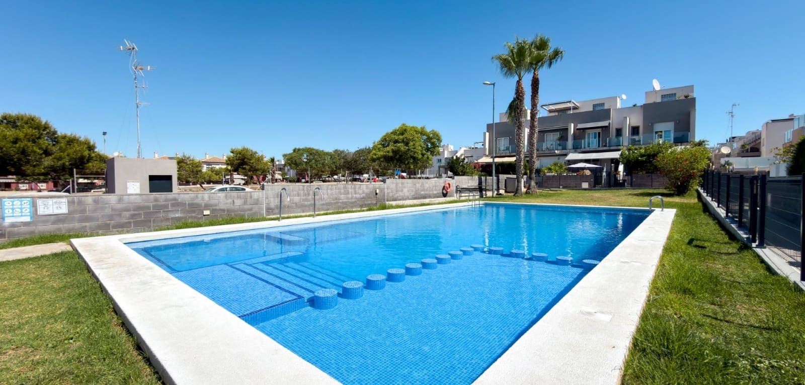 2 chambre Villa/Maison Mitoyenne à vendre à Torrevieja avec piscine - 249 000 € (Ref: 9953704)