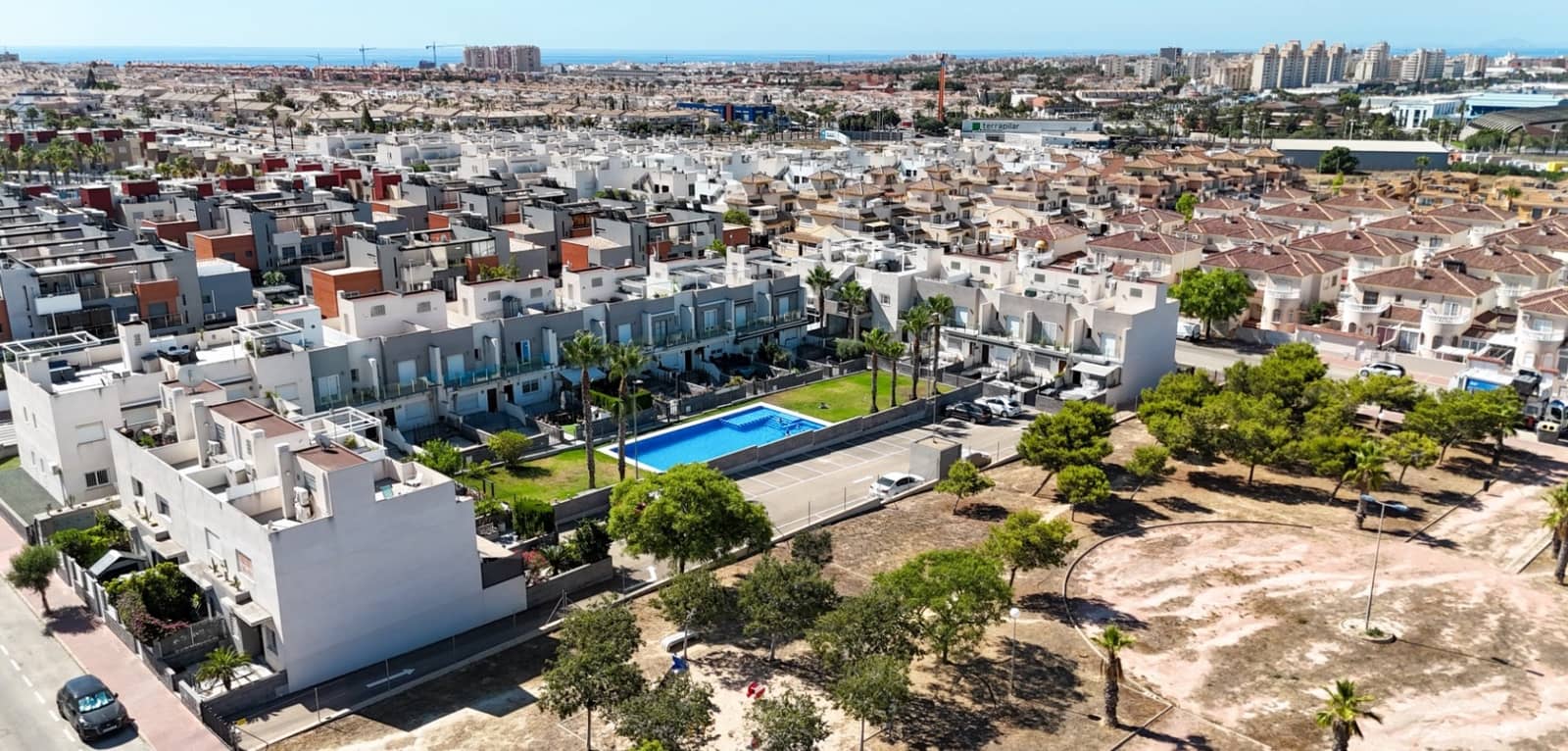 2 chambre Villa/Maison Mitoyenne à vendre à Torrevieja avec piscine - 249 000 € (Ref: 9953704)