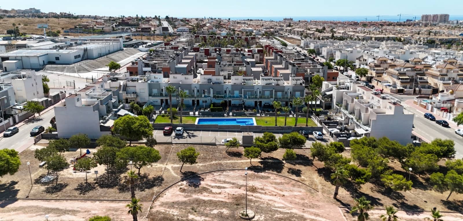 2 chambre Villa/Maison Mitoyenne à vendre à Torrevieja avec piscine - 249 000 € (Ref: 9953704)