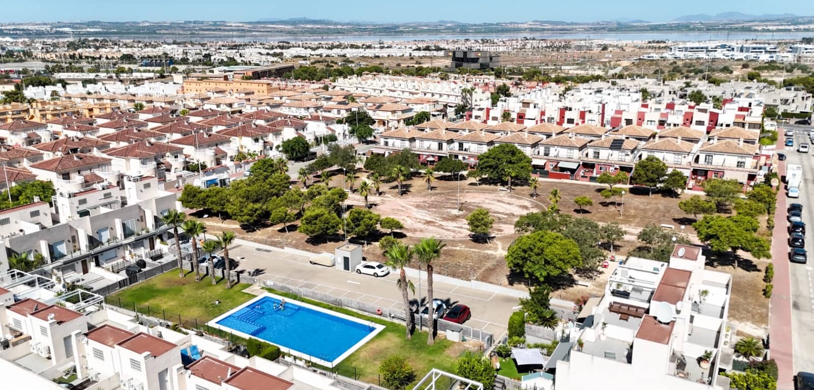 2 chambre Villa/Maison Mitoyenne à vendre à Torrevieja avec piscine - 249 000 € (Ref: 9953704)