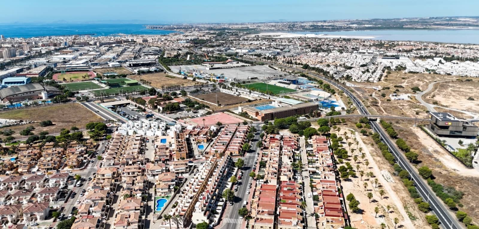 2 chambre Villa/Maison Mitoyenne à vendre à Torrevieja avec piscine - 249 000 € (Ref: 9953704)