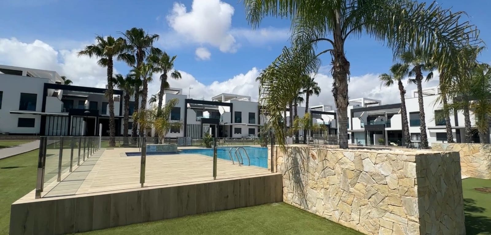 2 bedroom Bungalow for sale in La Zenia with pool - € 339,000 (Ref: 9970865)