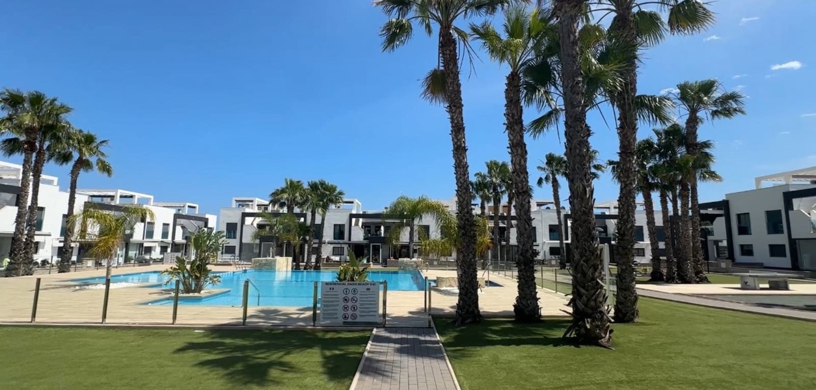 2 bedroom Bungalow for sale in La Zenia with pool - € 339,000 (Ref: 9970865)