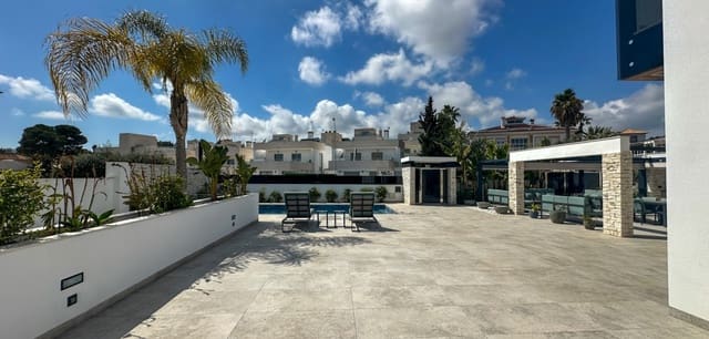 4 soverom Villa til salgs i Villamartin, Orihuela med svømmebasseng - € 2 950 000 (Ref: 9974658)