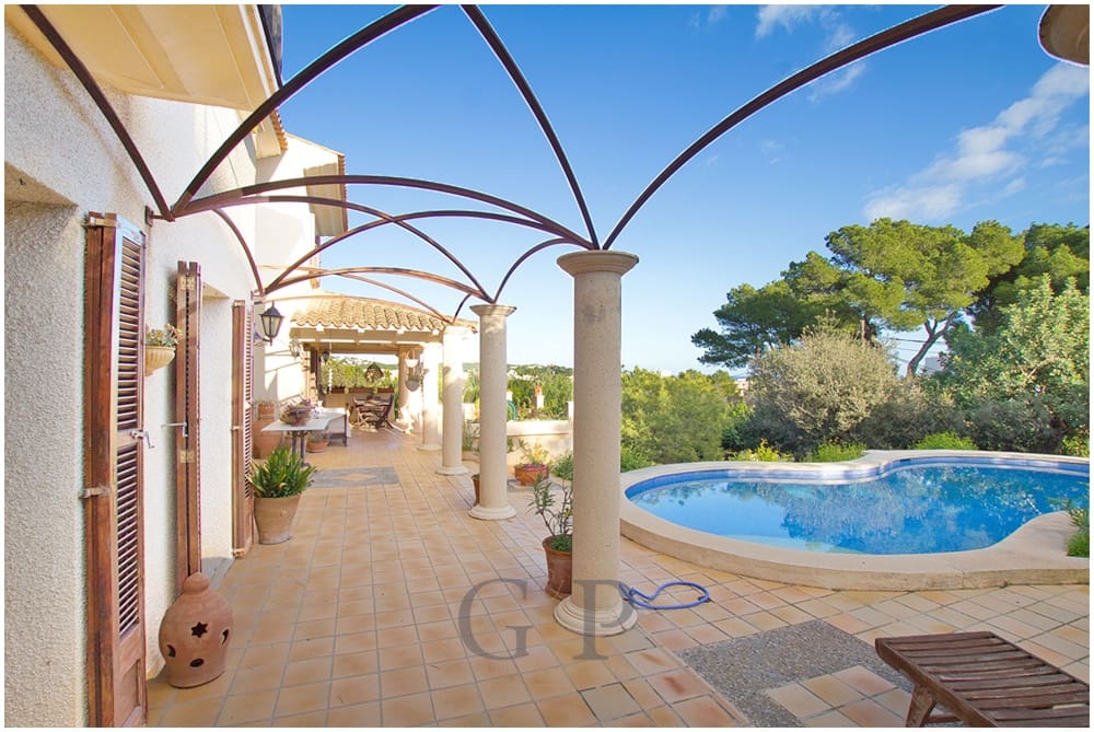 Chalet de 4 habitaciones en Cala Ratjada en venta con piscina - 1.695.000 € (Ref: 9552281)