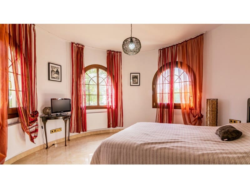 4 Zimmer Villa zu verkaufen in Callosa d'En Sarria mit Pool Garage - 1.350.000 € (Ref: 8859880)