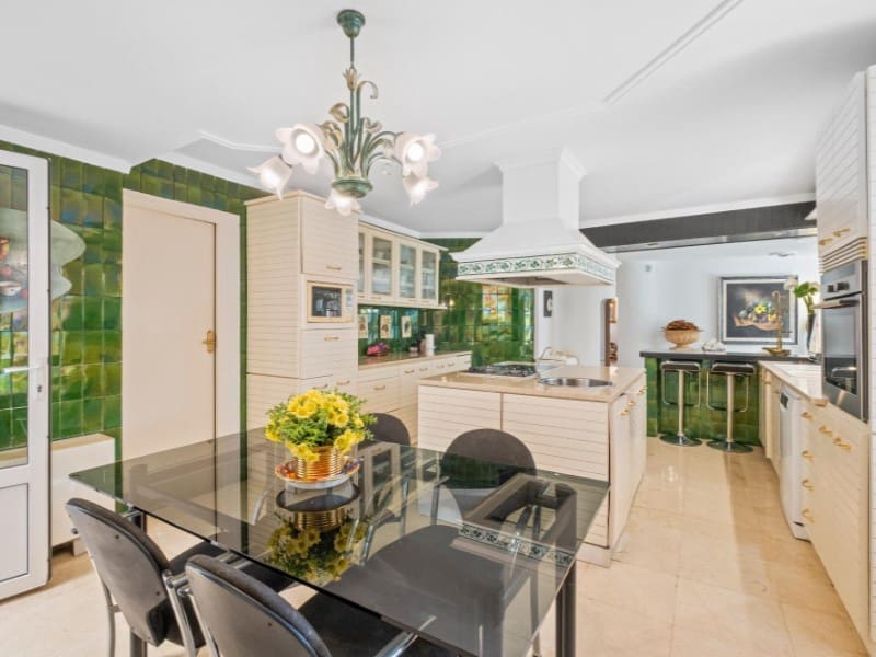 5 bedroom Villa for sale in Altea with pool garage - € 900,000 (Ref: 9303852)