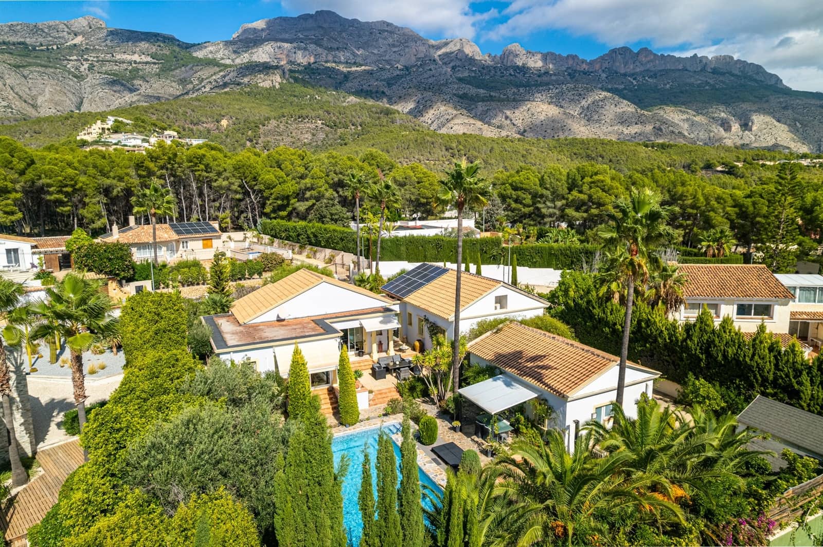 4 bedroom Villa for sale in Altea with pool - € 800,000 (Ref: 9317227)