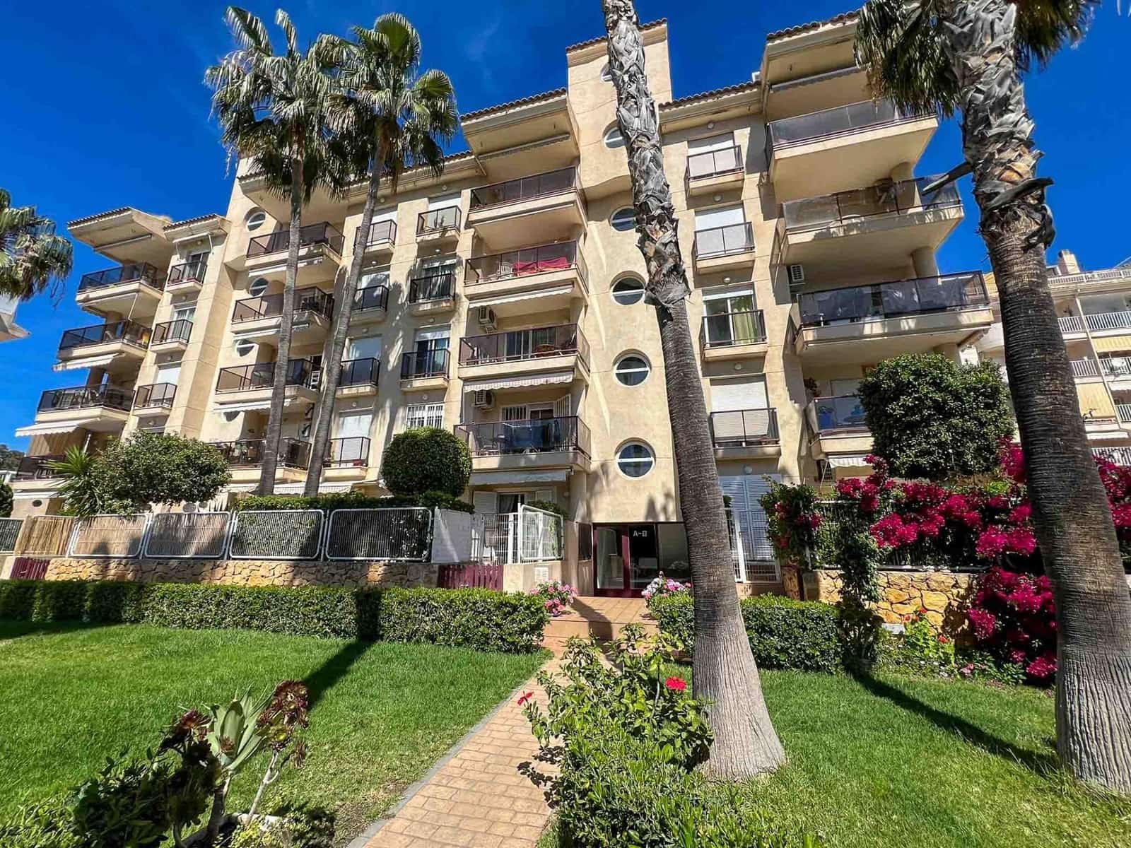 2 bedroom Apartment for sale in Altea with pool - € 465,000 (Ref: 9417578)