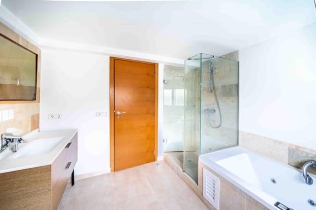 4 soveværelse Semi-Rækkehus til salg i Alfaz del Pi / L'Alfàs del Pi med swimmingpool - € 902.000 (Ref: 9572357)