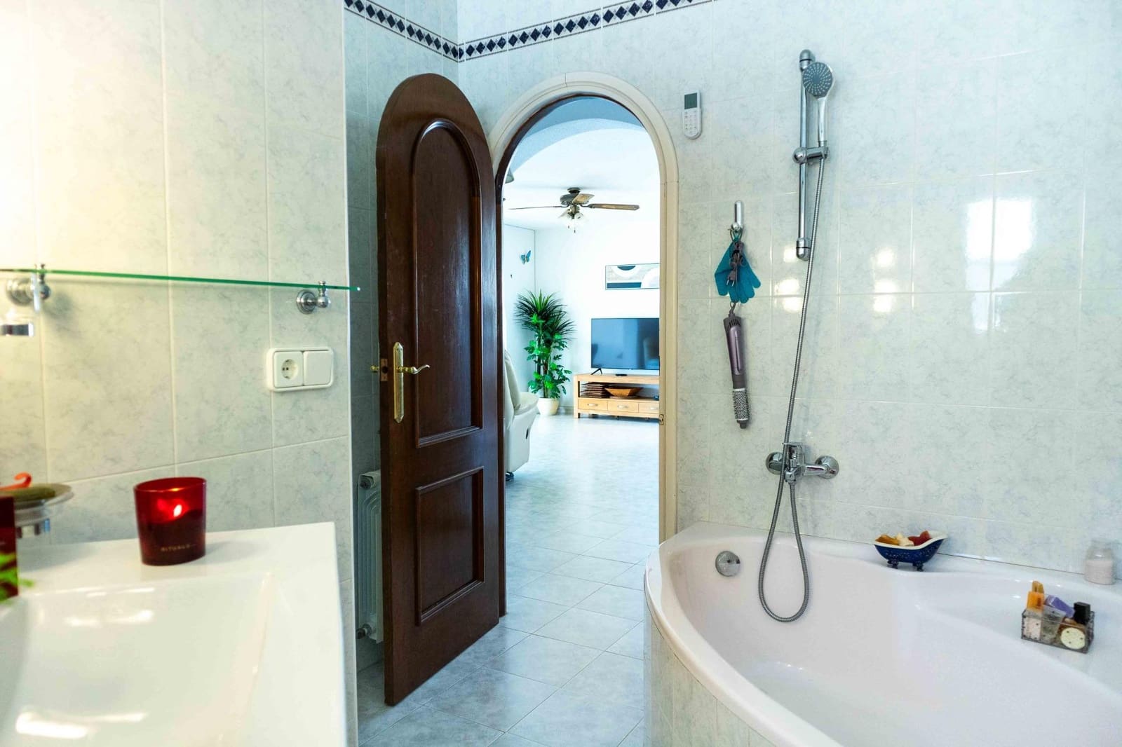 7 bedroom Villa for sale in Alfaz del Pi / L'Alfas del Pi with pool - € 460,000 (Ref: 9600055)