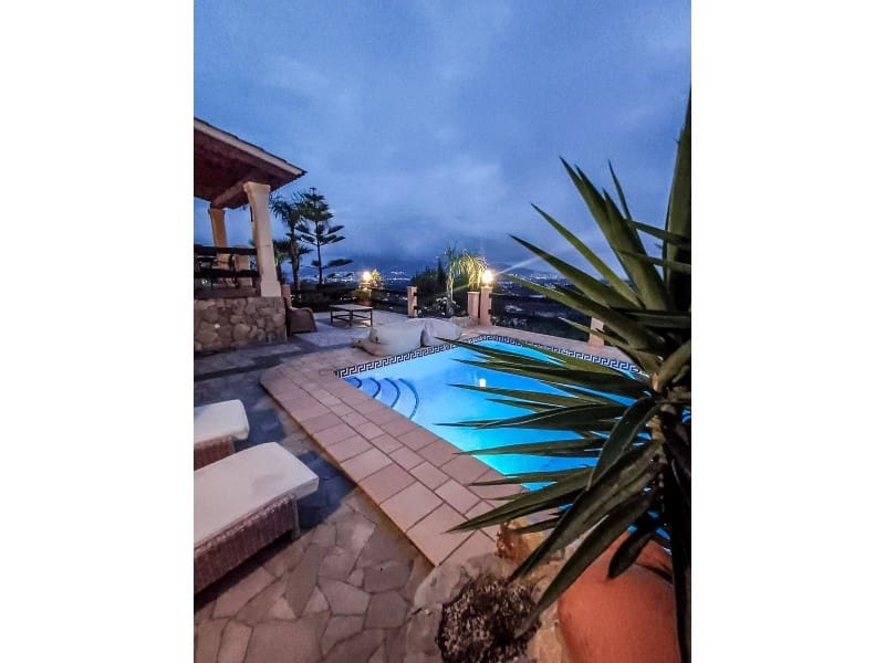 Chalet de 3 habitaciones en Alfaz del Pi / L'Alfàs del Pi en venta con piscina garaje - 1.300.000 € (Ref: 9600063)