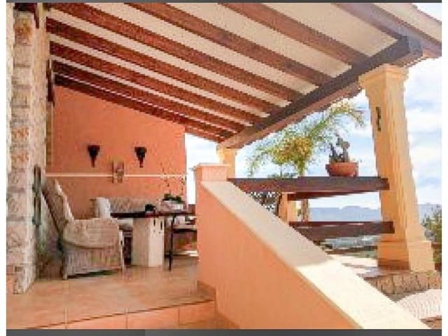 Chalet de 3 habitaciones en Pueblo - Urbanizaciones, Alfaz del Pi / L'Alfàs del Pi en venta con piscina garaje - 1.300.000 € (Ref: 9600063)