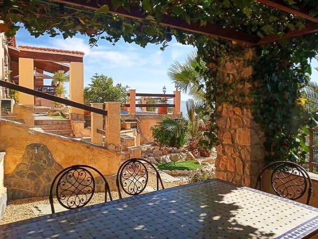 Chalet de 3 habitaciones en Pueblo - Urbanizaciones, Alfaz del Pi / L'Alfàs del Pi en venta con piscina garaje - 1.300.000 € (Ref: 9600063)