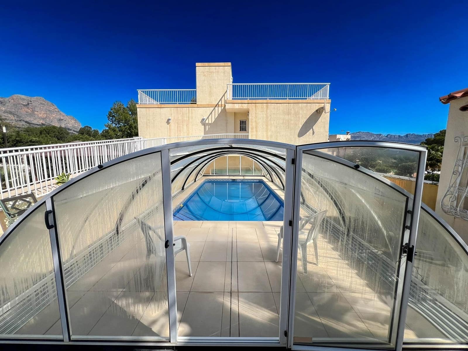 5 soveværelse Villa til salg i La Nucia med swimmingpool - € 1.150.000 (Ref: 9833153)