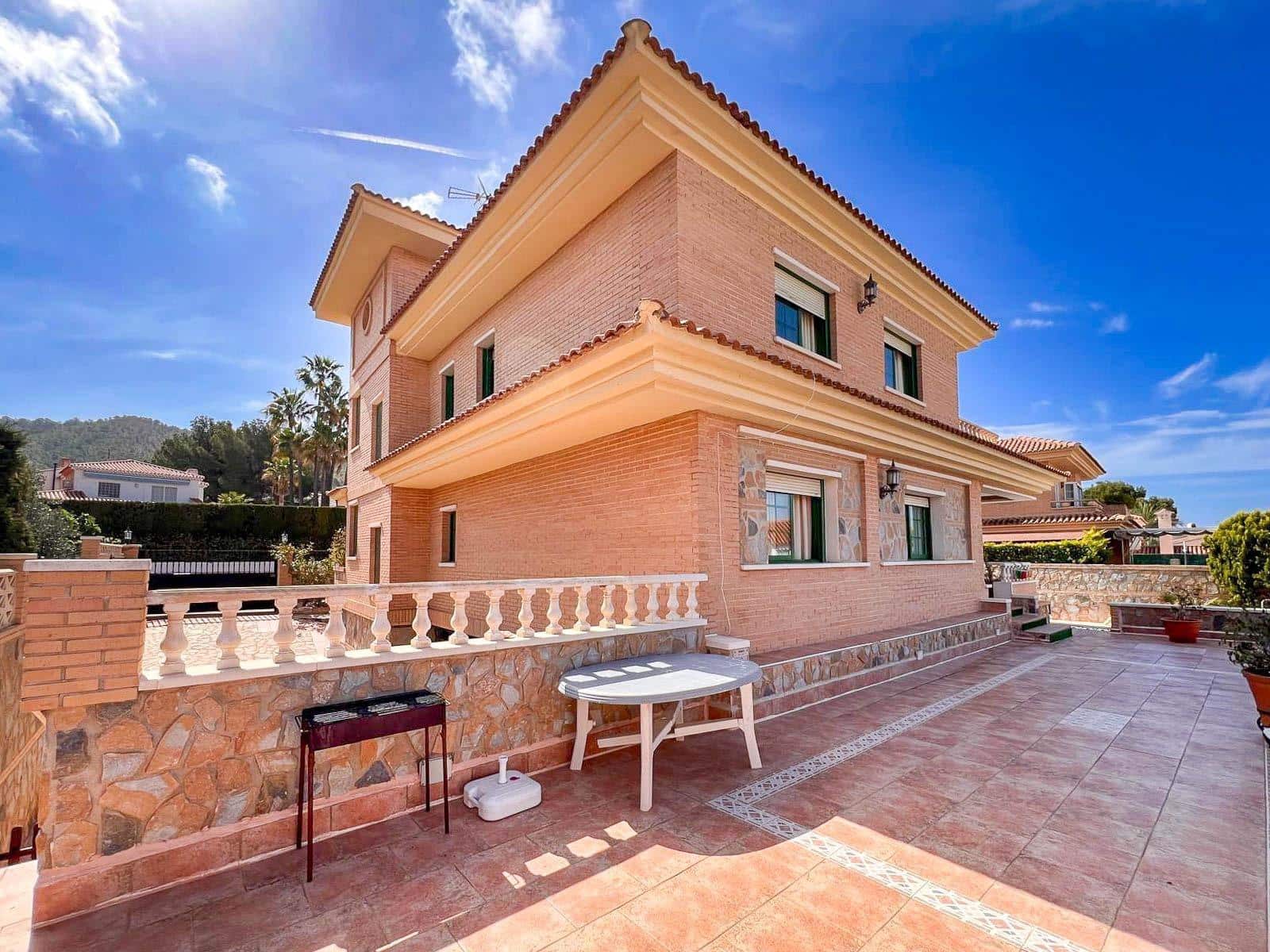 8 quarto Moradia para venda em Benidorm com piscina - 945 000 € (Ref: 9861727)
