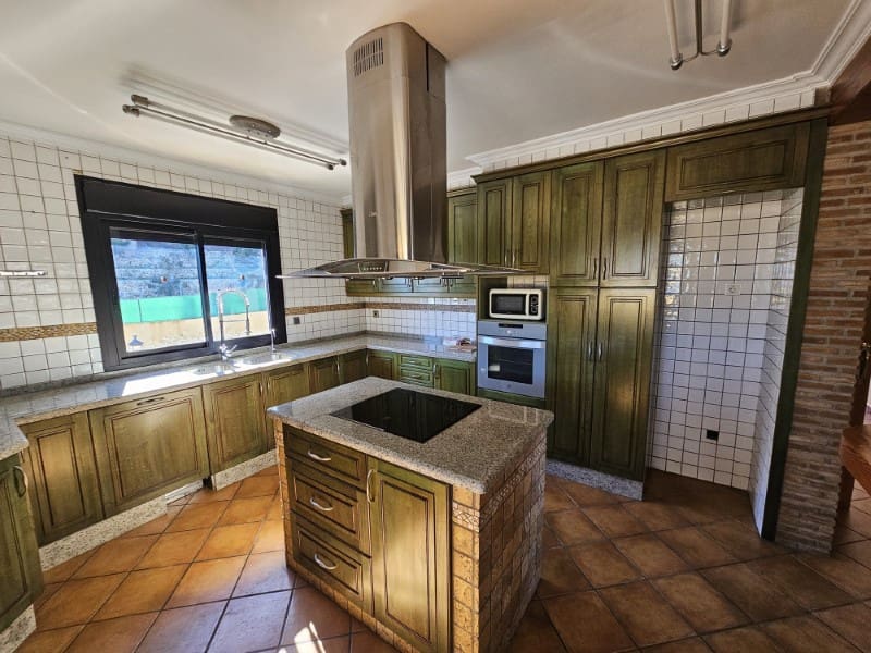7 makuuhuone Huvila myytävänä paikassa Callosa d'En Sarria mukana uima-altaan 
autotalli - 920 000 € (Ref: 9975715)