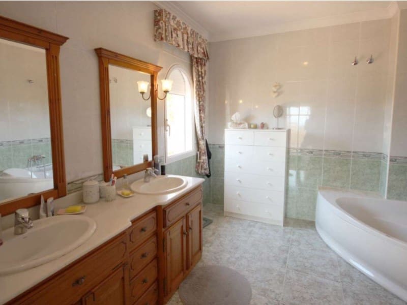 8 quarto Moradia para venda em Alfaz del Pi / L'Alfas del Pi com piscina garagem - 1 750 000 € (Ref: 9976925)