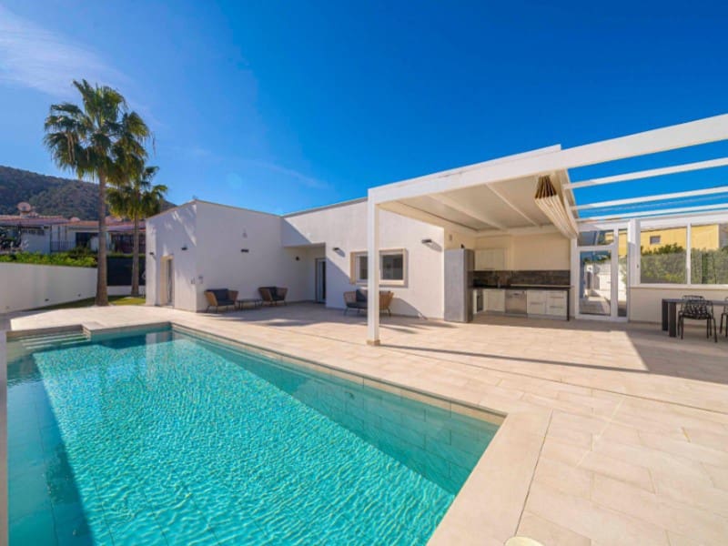 4 Zimmer Villa zu verkaufen in Albir mit Pool - 975.000 € (Ref: 9976938)