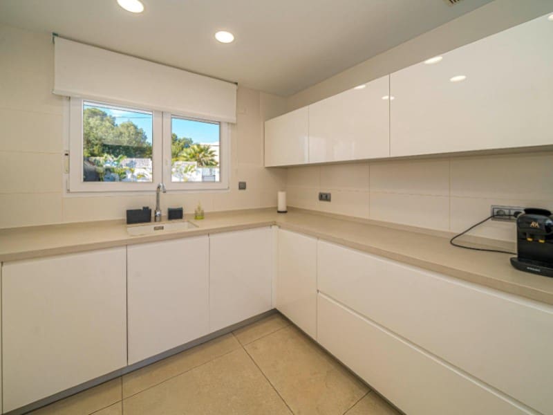 4 Zimmer Villa zu verkaufen in Albir mit Pool - 975.000 € (Ref: 9976938)