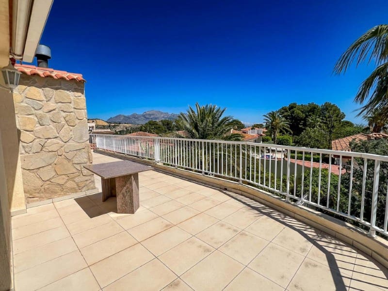 Chalet de 4 habitaciones en La Nucia en venta con piscina garaje - 1.150.000 € (Ref: 9976953)