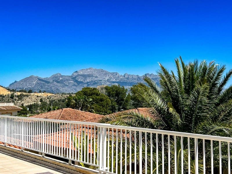 Chalet de 4 habitaciones en La Nucia en venta con piscina garaje - 1.150.000 € (Ref: 9976953)