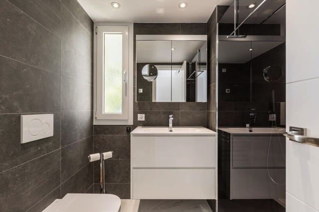 2 bedroom Flat for sale in Santa Ponsa with garage - € 650,000 (Ref: 8481216)