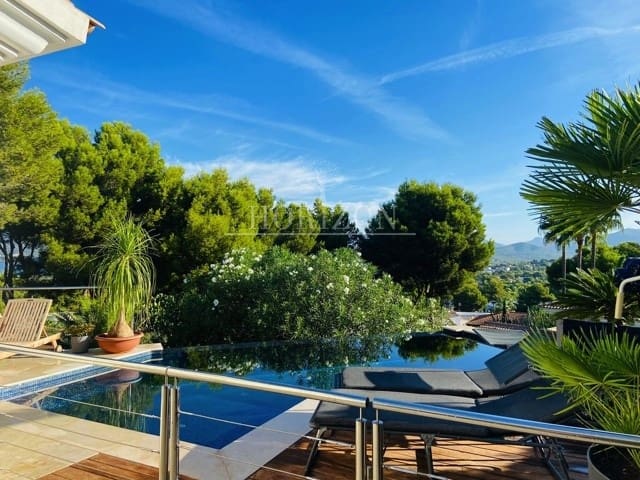 5 bedroom Villa for sale in Santa Ponsa with pool garage - € 3,950,000 (Ref: 8481232)
