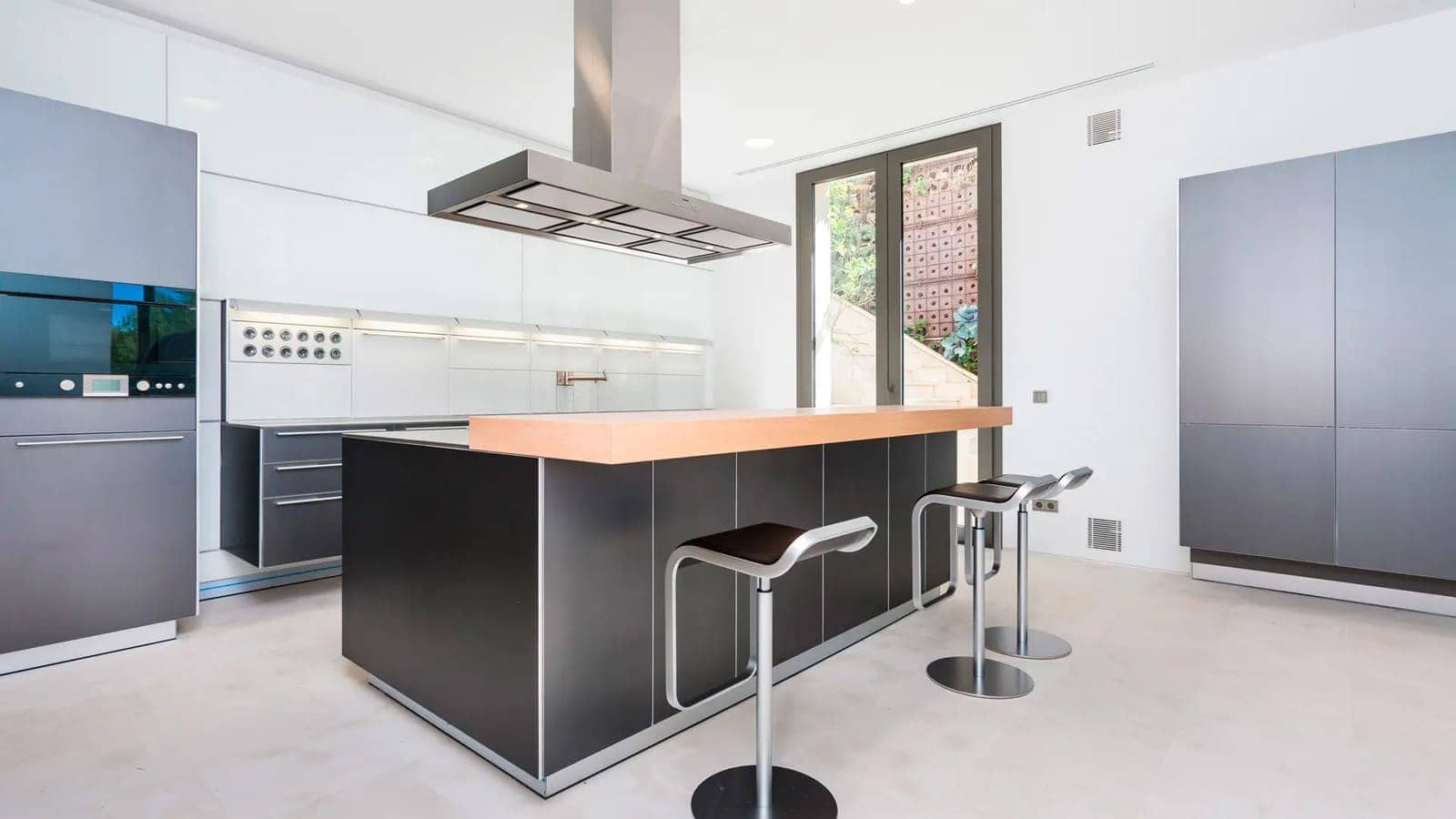 7 soveværelse Villa til leje i Es Camp De Mar / El Camp De Mar med swimmingpool garage - € 35.000 (Ref: 9296523)