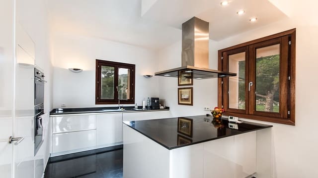 4 soveværelse Finca/Landehus til salg i Artà med swimmingpool garage - € 1.675.000 (Ref: 9317036)