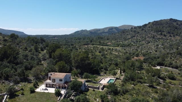 4 soveværelse Finca/Landehus til salg i Artà med swimmingpool garage - € 1.675.000 (Ref: 9317036)