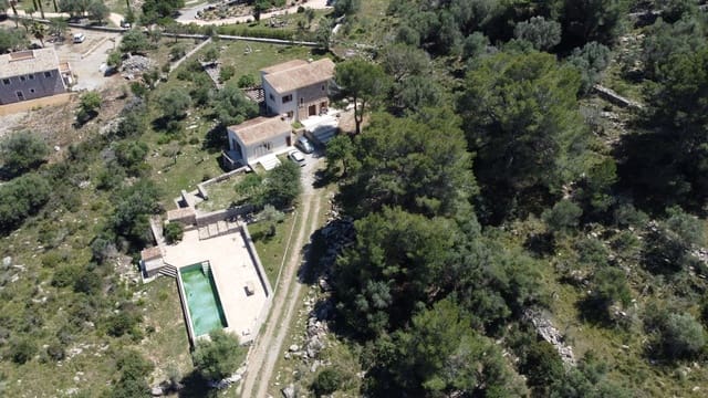 4 soveværelse Finca/Landehus til salg i Artà med swimmingpool garage - € 1.675.000 (Ref: 9317036)