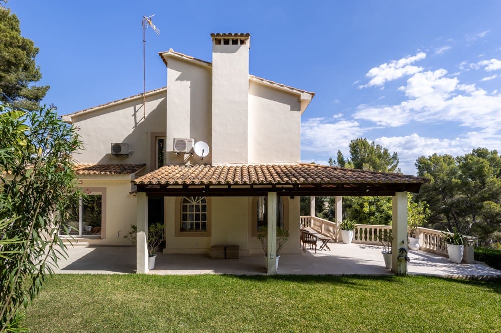 4 bedroom Villa for sale in Genova with pool garage - € 2,300,000 (Ref: 9400214)