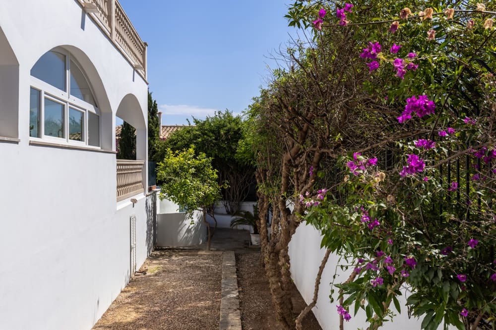 3 bedroom Villa for sale in Genova with pool garage - € 3,200,000 (Ref: 9400217)