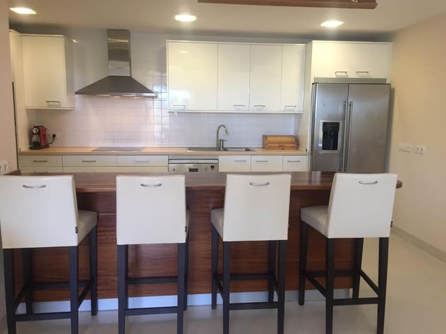 Ático de 3 habitaciones en Sol de Mallorca, Calvià en alquiler con piscina garaje - 3.200 € (Ref: 9450400)