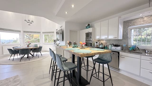 Chalet de 4 habitaciones en Costa de la Calma, Calvià en venta con piscina garaje - 1.980.000 € (Ref: 9630617)