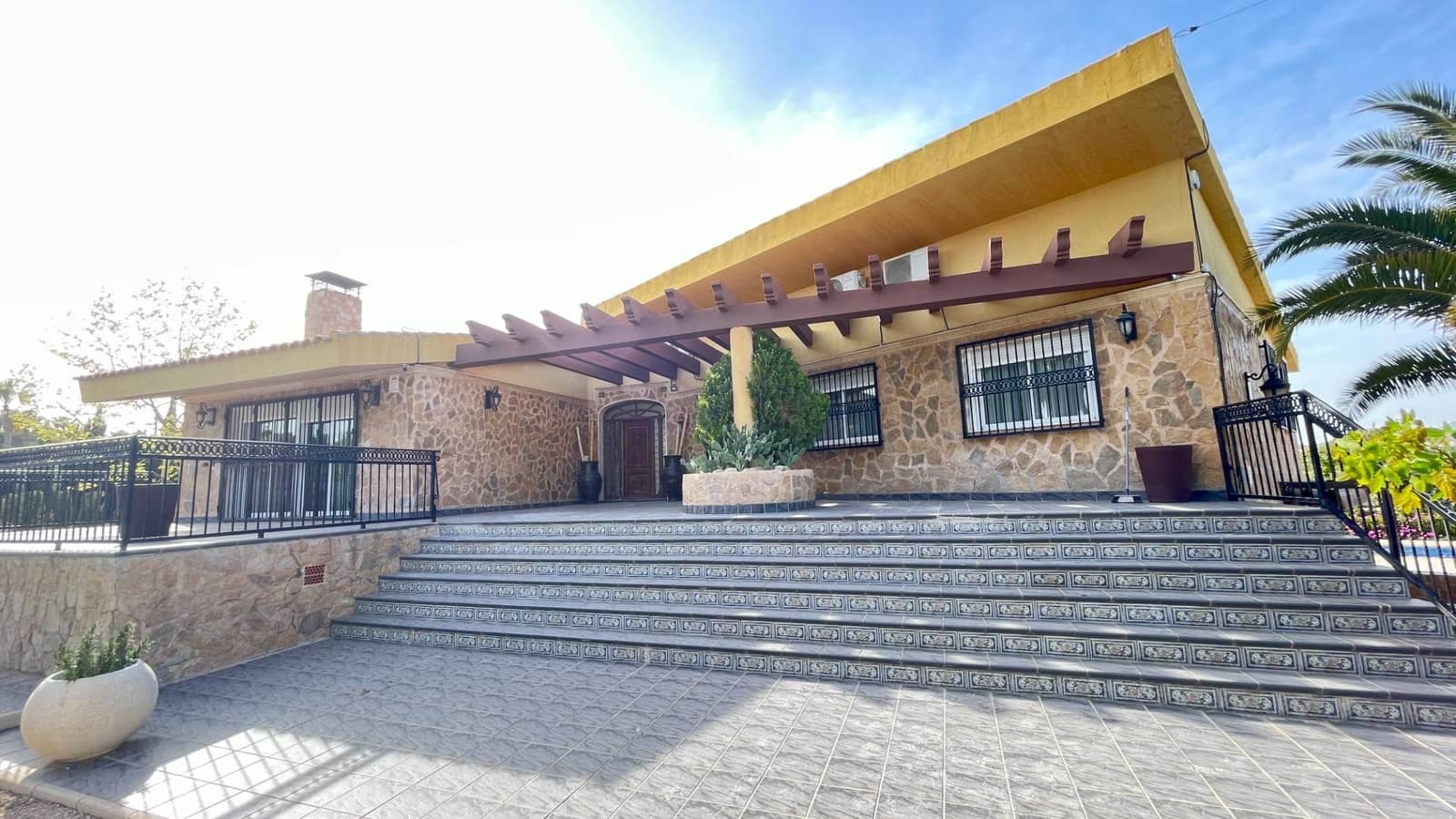 7 sypialnia Willa na sprzedaż w Sax z basenem garażem - 449 000 € (Ref: 10062526)