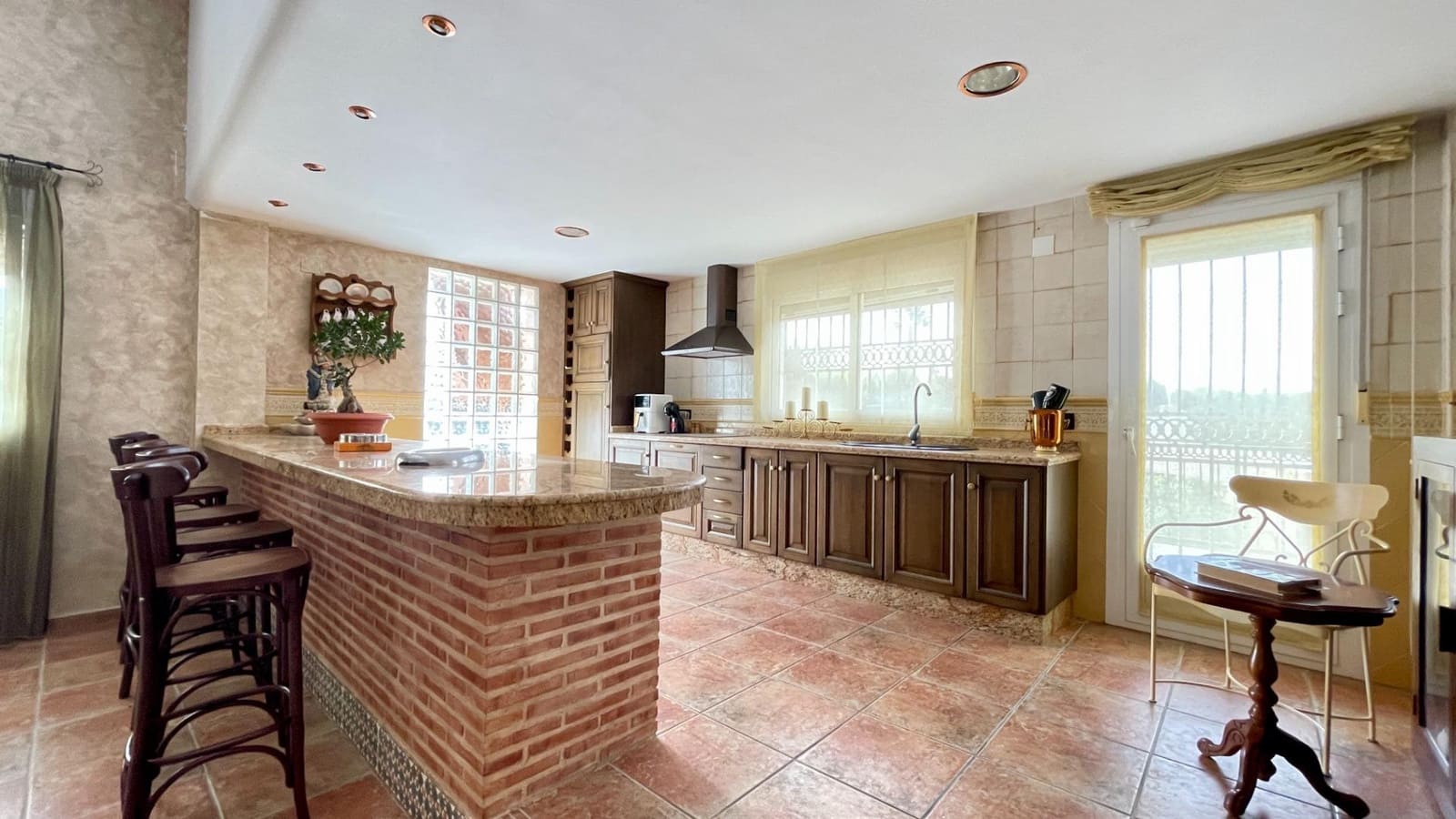7 sypialnia Willa na sprzedaż w Sax z basenem garażem - 449 000 € (Ref: 10062526)
