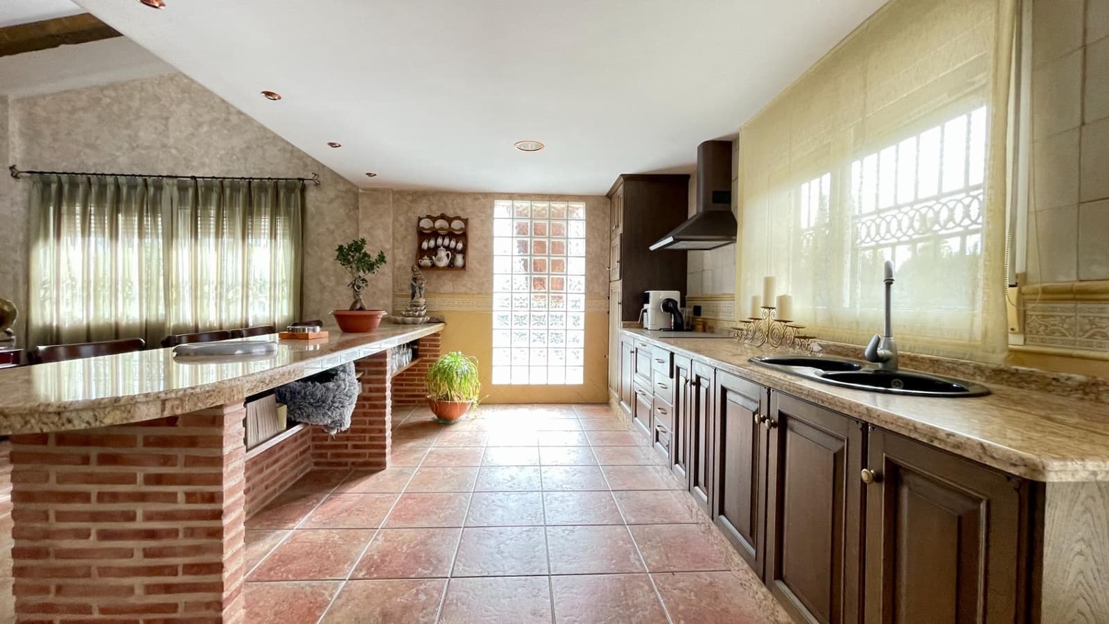 7 sypialnia Willa na sprzedaż w Sax z basenem garażem - 449 000 € (Ref: 10062526)