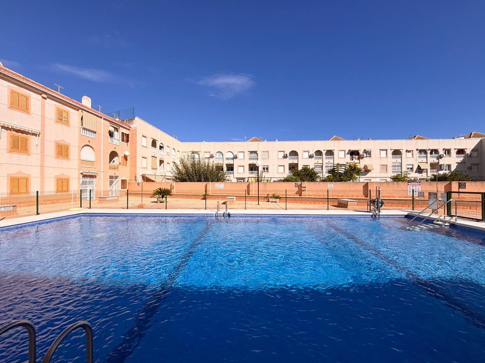 2 soverom Leilighet til salgs i Torrevieja med svømmebasseng - € 129 900 (Ref: 9402463)