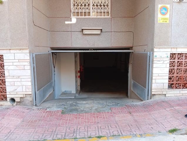 Garage til salg i Centro, Torrevieja - € 13.990 (Ref: 9823079)