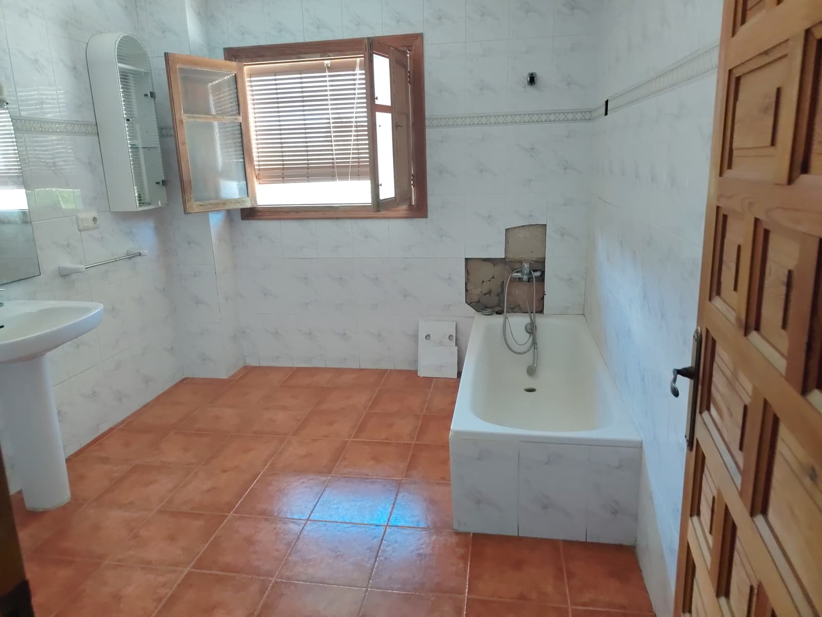 5 bedroom Townhouse for sale in Oliva with pool garage - € 310,000 (Ref: 10001039)