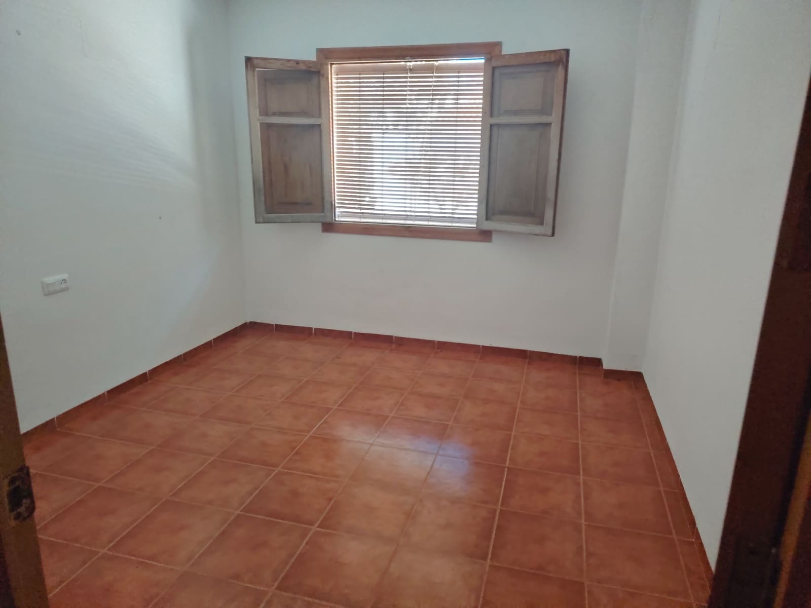 5 bedroom Townhouse for sale in Oliva with pool garage - € 310,000 (Ref: 10001039)
